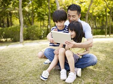 Un Padre y sus hijos con una tablet